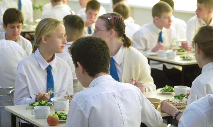 В школах расширят программу бесплатного горячего питания для всех учеников