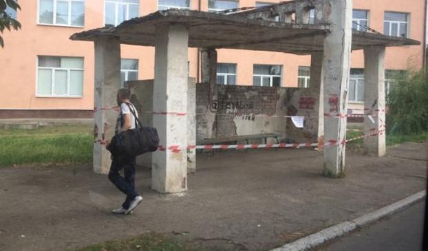 Опасную остановку в Славянске обнесли предупреждающей лентой
