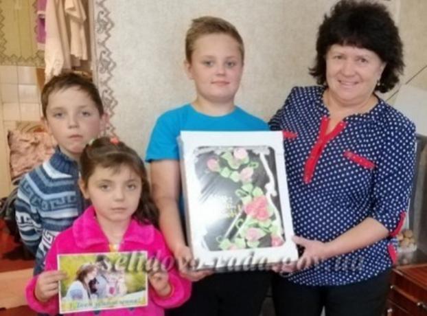 Семьи из Селидово, Горняка и Украинска получили подарки в честь Дня усыновления