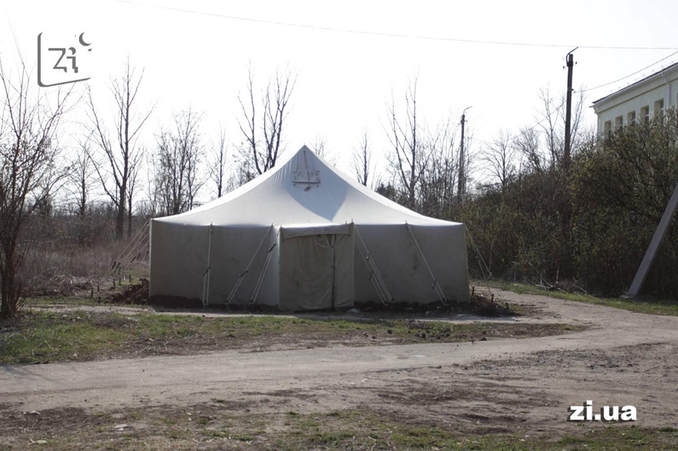 В Константиновке установили палатки для приема больных коронавирусом