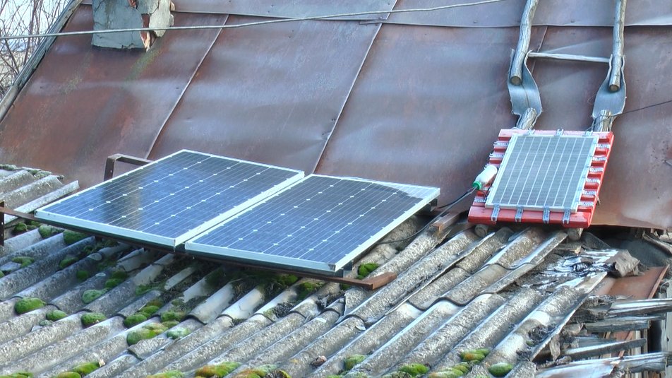 Житель селища Клебан-Бик встановив у дворі вітряк та сонячні батареї