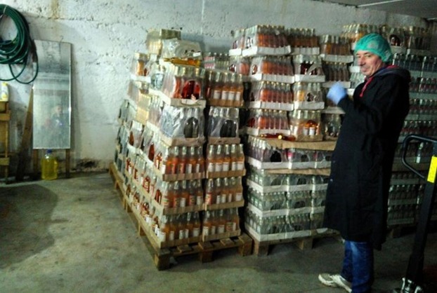 На Львовщине публично утилизировали 37 тысяч бутылок алкоголя
