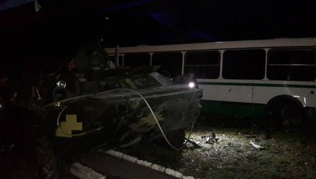 БТР ВСУ наехал на автобус в Покровске: Есть жертвы