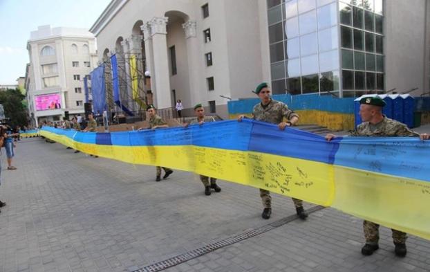 В Херсоне создали рекордное 152-метровое полотнище из привезенных с Донбасса флагов Украины 