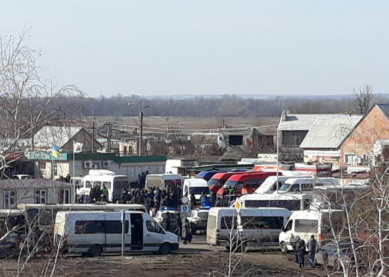 В Станице Луганской перевозчики блокировали работу автовокзала