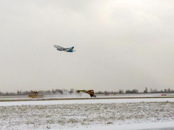Из-за снегопада в аэропортах Киева задерживают рейсы