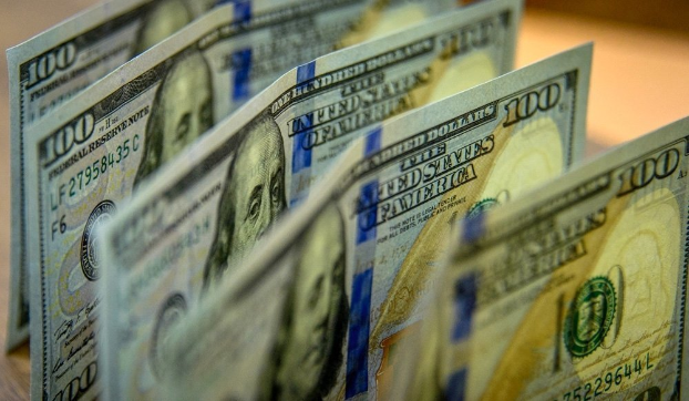 Украинцы в апреле увеличили покупку валюты