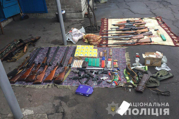 В Доброполье полиция изъяла у мужчины арсенал оружия