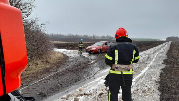 В Константиновке, Селидово и Мирнограде водителям понадобилась помощь спасателей