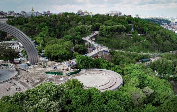 Пешеходный мост в Киеве показали с высоты птичьего полета 