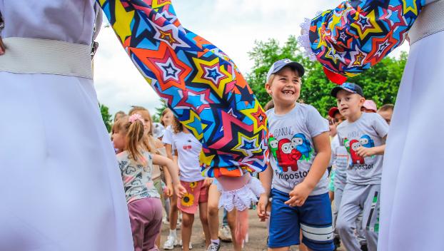 День защиты детей на Донбассе: соревнования по плаванью, катание на коньках, сладости и аниматоры 