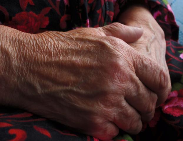 В Мариуполе мужчина помог пенсионерке с выключателем и обчистил ее дом