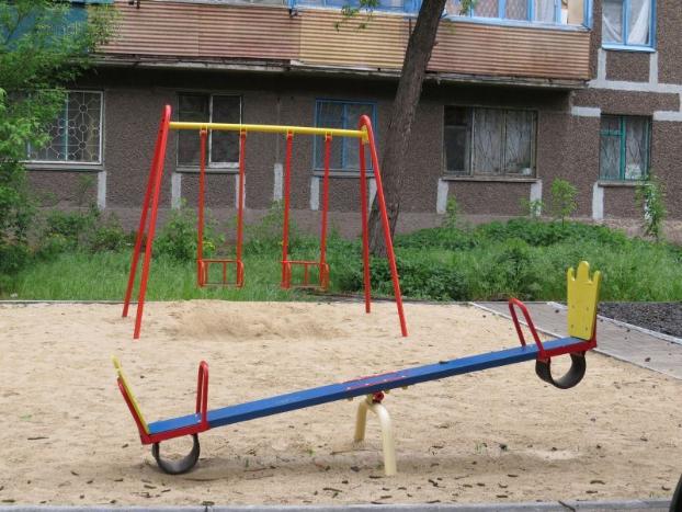 Две детские площадки Мариуполя подверглись нападению вандалов