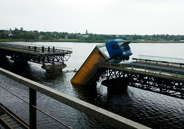 Под Днипром обвалился мост вместе с фурой