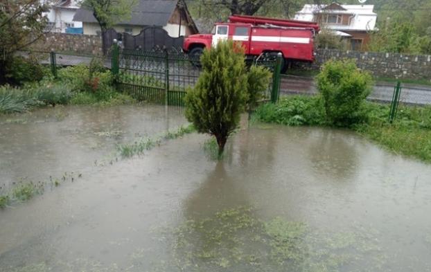 Непогода в Украине: на Прикарпатье остаются подтопленными 64 домохозяйства