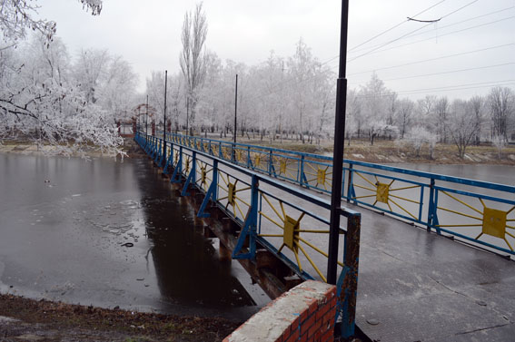 В Димитрове парень упал с моста и едва не утонул в холодной воде