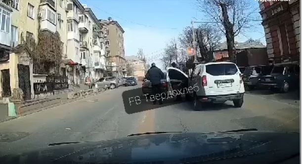 В Мариуполе двое водителей учинили разборки прямо на дороге