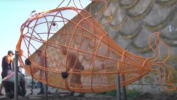 В Мариуполе установили сетки-рыбки в рамках проекта «Море без мусора»