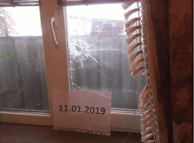 Прифронтовой Чермалык попал под обстрел: в жилом доме обнаружили отверстия от пуль