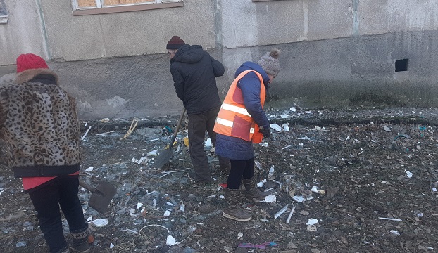 Жители пострадавшего дома и коммунальщики в Константиновке ликвидируют последствия «прилета»