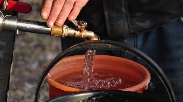 В Константиновке продолжают подвозить жителям техническую воду