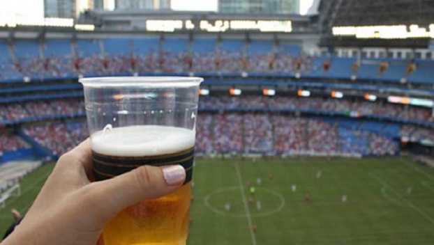 На матчах Лиги чемпионов и Лиги Европы разрешили продавать алкоголь