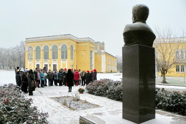 В Краматорске возложили цветы к памятнику Леонида Быкова