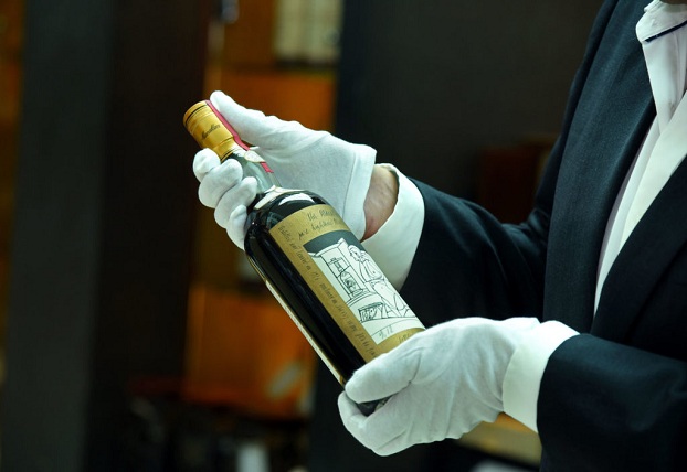 С аукциона продали самую дорогую бутылку виски в мире