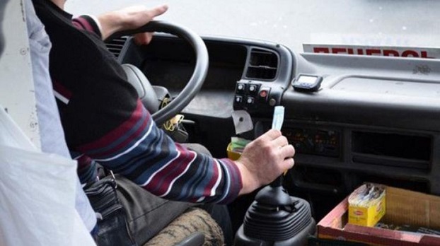 На Киевщине водитель маршрутки вытолкал подростка-льготника