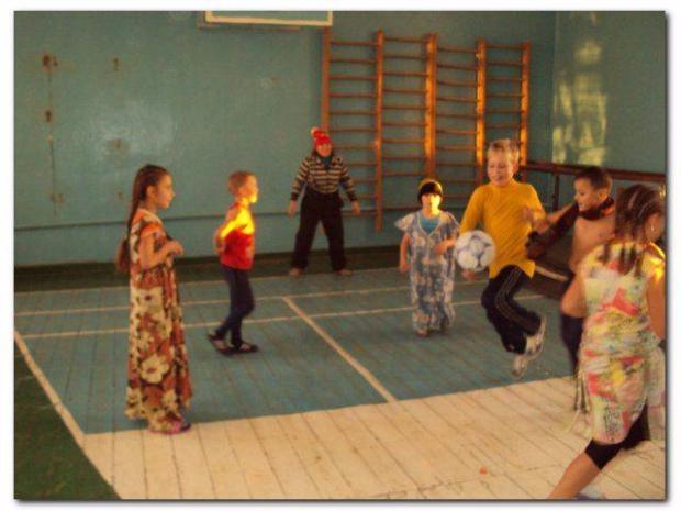 Юмор и спорт: В Славянске молодежь сыграла в комический футбол