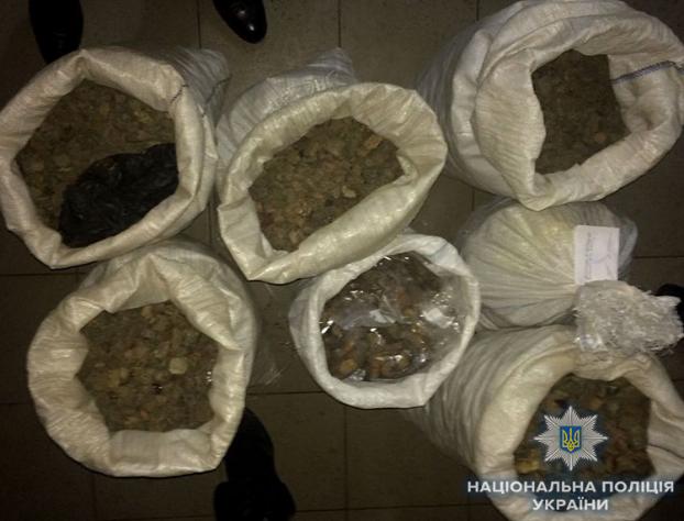 В Ровно полиция изъяла почти 140 кг янтаря на млн грн