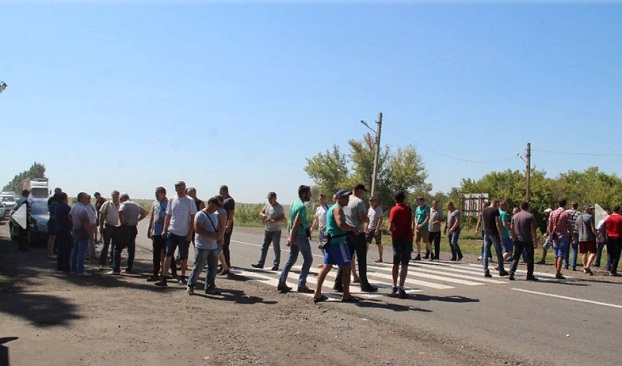 На Донбассе шахтеры двух шахт продолжают протест