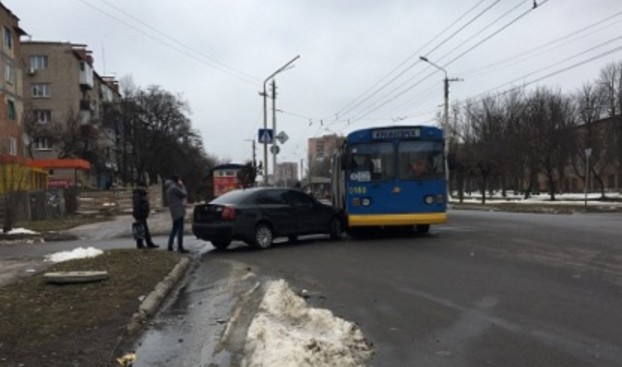 В Краматорске двигающийся «по встречке» водитель въехал в троллейбус