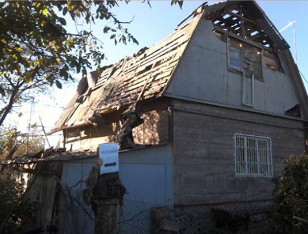 В селе Водяное под Мариуполем в результате обстрела повреждено несколько жилых домов 