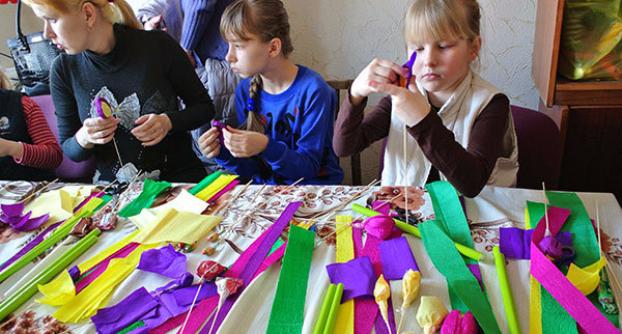 Неувядающие цветы из бумаги и конфет научились делать в Красноармейске