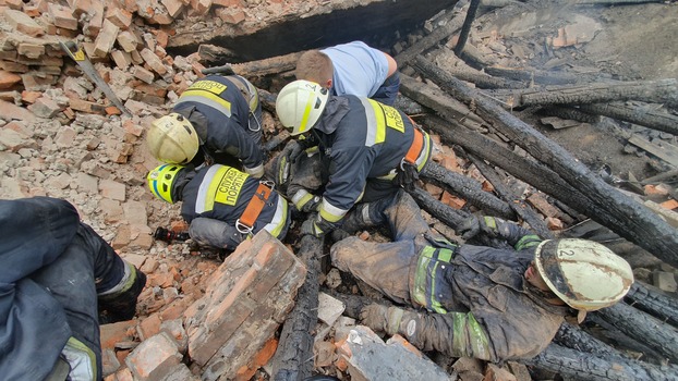 В Днепре во время тушения пожара завалило троих спасателей