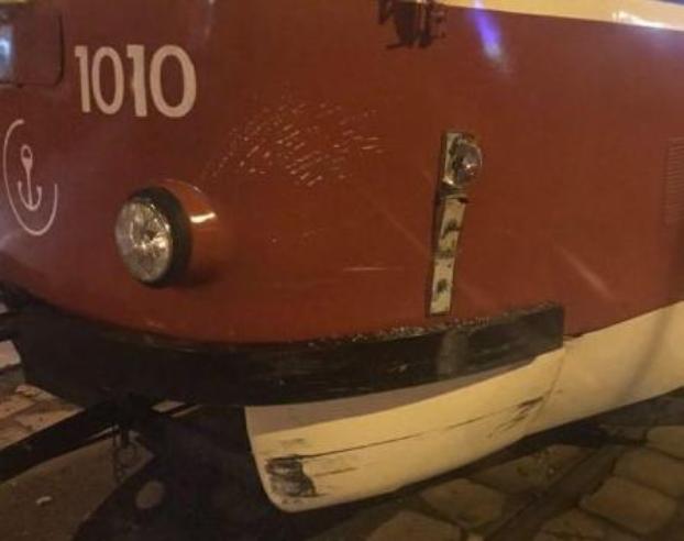 Трамвай и два автомобиля столкнулись в Мариуполе