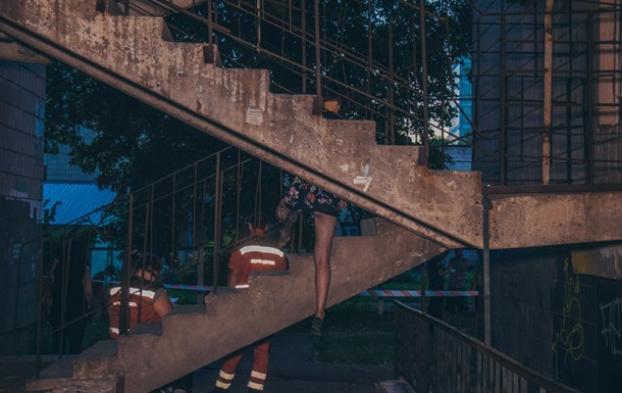 В Киеве женщина повесилась на пожарной лестнице после ссоры с любимым