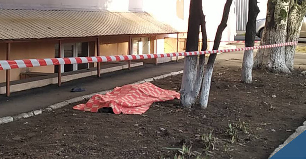 В Мариуполе подросток погиб, выпав из окна общежития