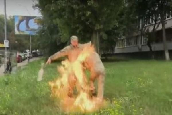 Военный устроил самосожжение возле Министерства обороны
