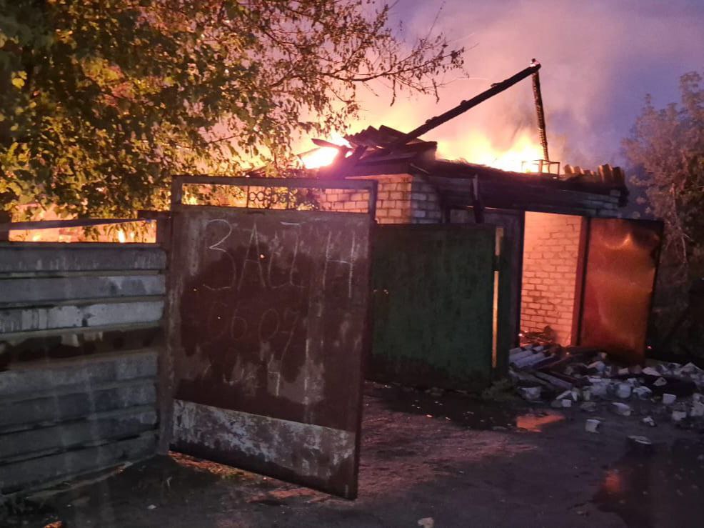 В Константиновке поврежден дом и хозпостройка: Сводка по области