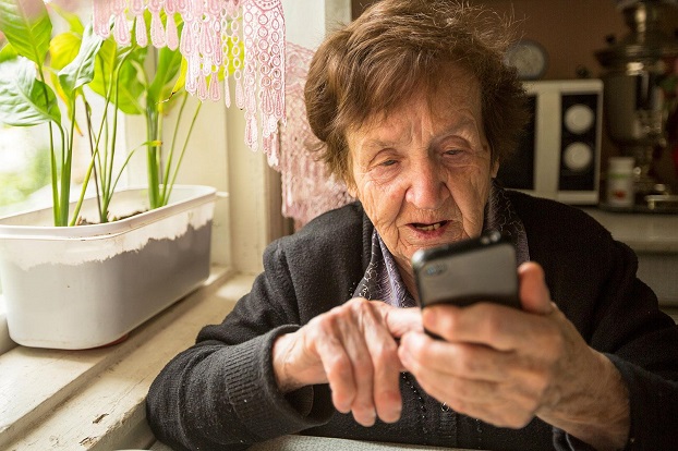Правительство даст возможность пенсионерам оплатить коммуналку по телефону