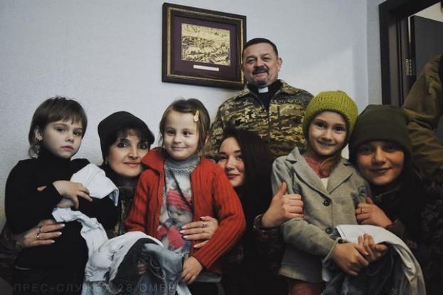 Украинские военные передали школьникам прифронтовой Марьинки одежду, фрукты и сладости