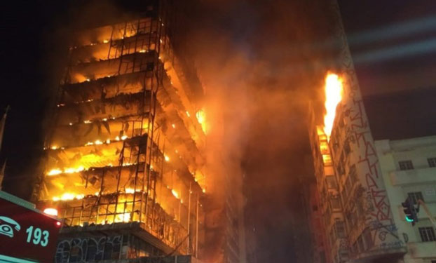 В Бразилии рухнула горящая многоэтажка