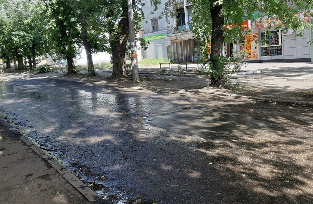 Течь канализации по Почтовой в Константиновке – последствия чистки коллектора