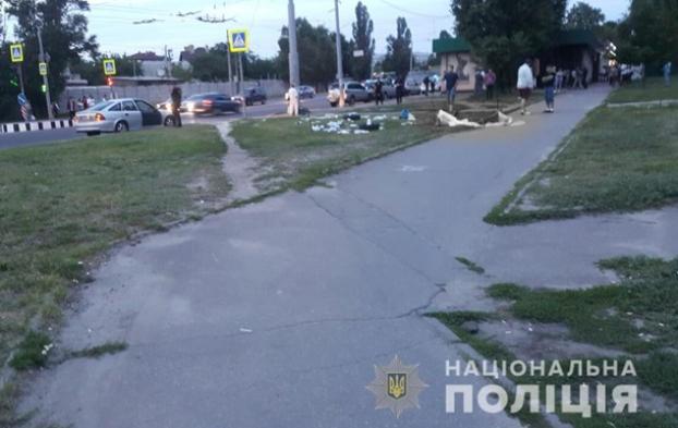 В Харькове автомобиль сбил палатку с агитатором