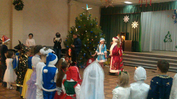 Новогодние утренники для детей организовали общественники из Артемовска