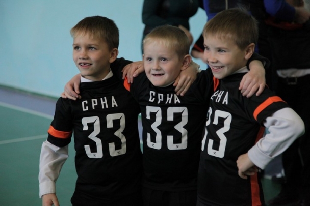 Дарио Срна подарил футбольную форму детям Донбасса