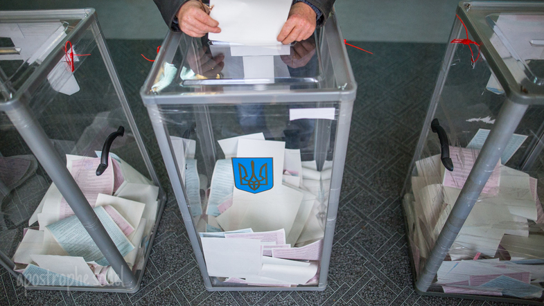 Люди голосовали исчезающими чернилами в Авдеевке