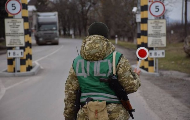 На украинско-румынской границе со стрельбой остановили автомобиль